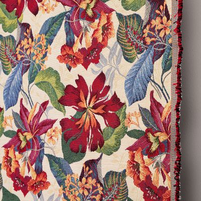 Närbild på Marcela beige gobeläng som visar den jacquardvävda strukturen och detaljrika blommor i rött, orange och grönt.