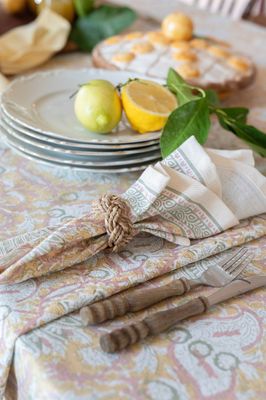 Dante gul bordsduk med blomstermönster i bomull 145x300cm