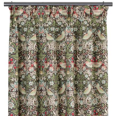 Gardiner med Strawberry Bird-mönster i gröna och blå toner med fåglar och blommor