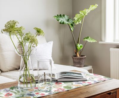 Svensktillverkad 'Ängsdröm' bordslöpare, 35X120 cm, prydd med en mångfald av vilda blommor på ekologiskt tyg, uppfyller GOTS-standarden.