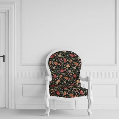 Maggi svart möbeltyg med ett vacker blommönster | nordisktextil.se