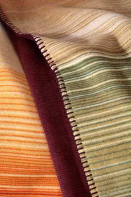 Närbild på Woodland filt som visar dekorativ blanket stitch-söm och mjuk struktur