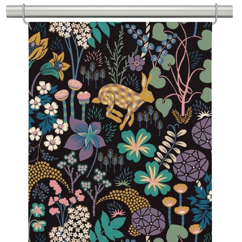 Svarta panelgardiner med vackra växter, djur och blommor i fina höstiga färger