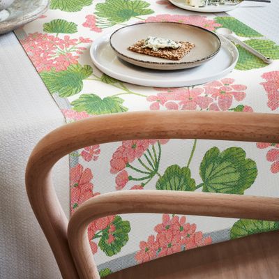 Miljövänlig och svensktillverkad bordslöpare med tropiskt blommönster, tillverkad enligt de etiska GOTS-standarderna.