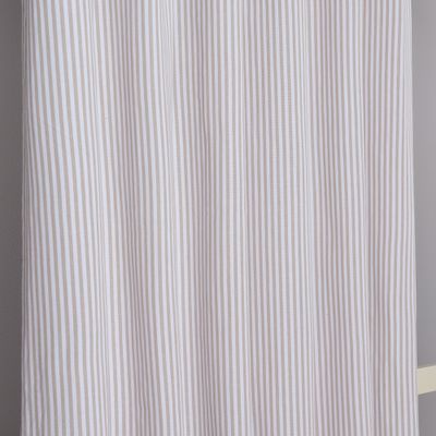 Närbild av det randiga tyget i beige och vitt, visar textur och tygkvalitet.