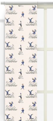 Upphängda panelgardiner med Emils glädjeskutt i beige som ger ett mjukt och lekfullt uttryck i rummet.