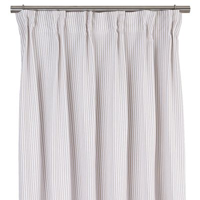 Frontal bild av Oskar gardin med sandfärgade och vita ränder, upphängd på gardinstång.