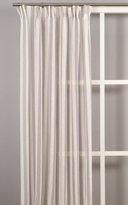 Full längd av Disa gardin i beige och vitt, upphängd mot grå vägg