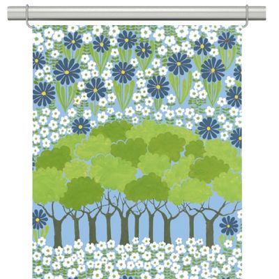 Panelgardiner med blå och vita blommor och grönskande träd från Arvidssons textil