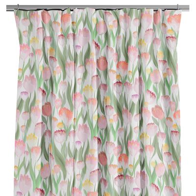Ljuvligt rosa gardiner med blomstermönster i rosa, aprikos och gröna toner