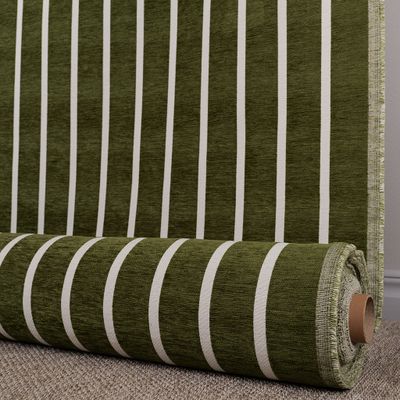 Möbeltyg i gröna ränder upprullat på rulle