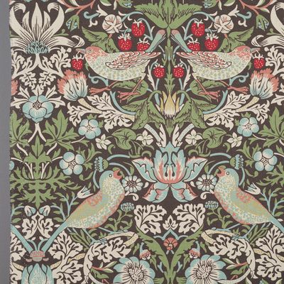 Närbild av tyg med fåglar, blommor och jordgubbar på mörk botten