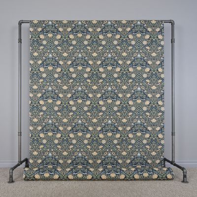 Birds and roses marin tyg