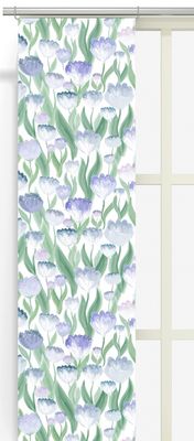 Ljuvlig blå panelgardiner upphängda i fönster med ljust blomstermönster