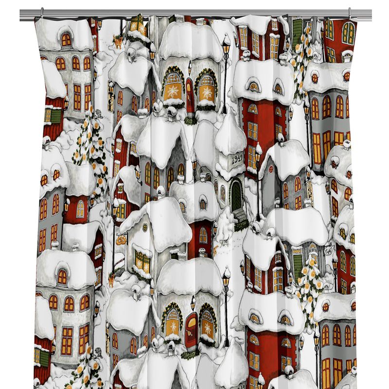 Julgardin med hus och vinterby. Designat av Arvidssons Textil