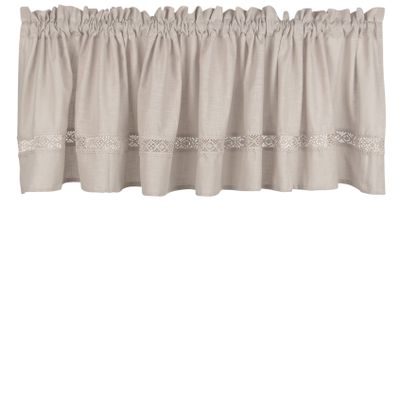 Beige gardinkappa med invävd spets och rynkad topp, med spetsband och mjukt fall som skapar en hemtrevlig känsla.