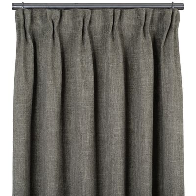 Dovgrön 100% mörkläggningsgardin med fyllig vävd struktur upphängd på gardinstång.