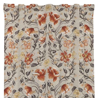 Beige gardiner med blommor och snirkliga kvistar.