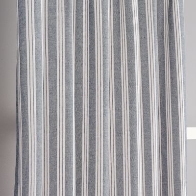 Närbild som visar tygstrukturen och det randiga mönstret i blått och vitt