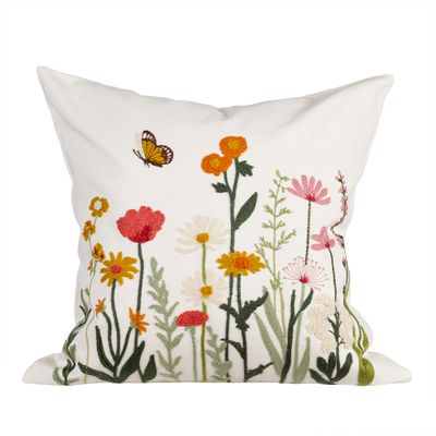 Offwhite kuddfodral Sofia i 100 procent bomull med broderat blommönster på framsidan