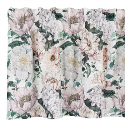 Närbild av Pion offwhite gardinkappa med stora pioner i rosa och grönt på kraftigare, ljus botten