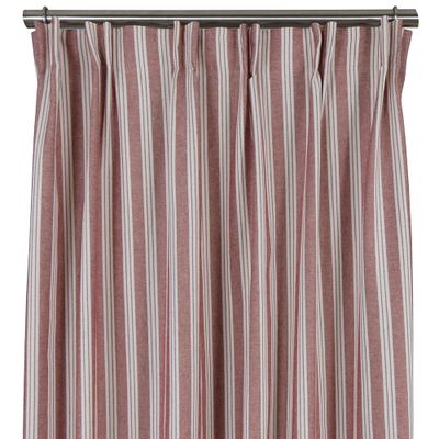 Röd randiga Vegani-gardiner upphängda på gardinstång i ett ljust rum.