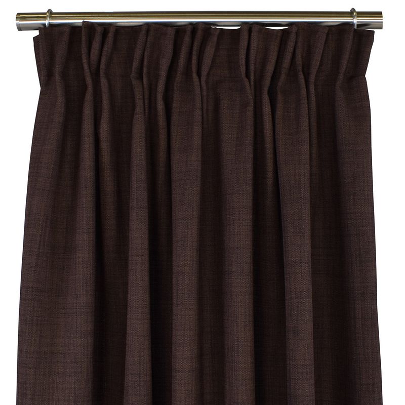 Enfärgade bruna gardiner med fin struktur