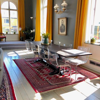 Milo Ockra Gardiner – Tidlös Design med Fin Struktur