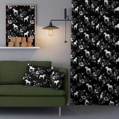 Färdigsydda gardiner med multiband finns i längderna 240cm och 300cm och sydda i tyget Kurbits black-grey, design av Carola Bengtsson-Malmström för Arvidssons textil.
