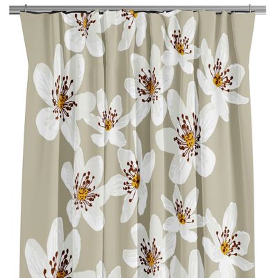 Stor mönstrade gardiner med beige botten och stora vita blommor.