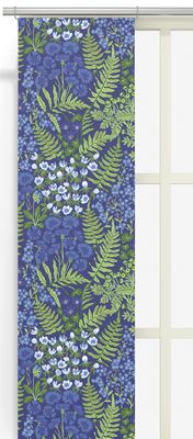 Helbild på panelgardin Blå Blom blå, med tätt mönster av blå blommor och grön växtlighet.