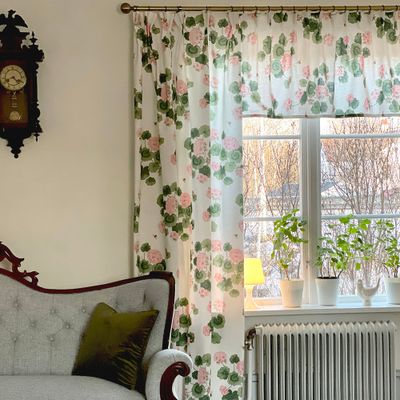Astrid Rosa Tyg med Pelargoner