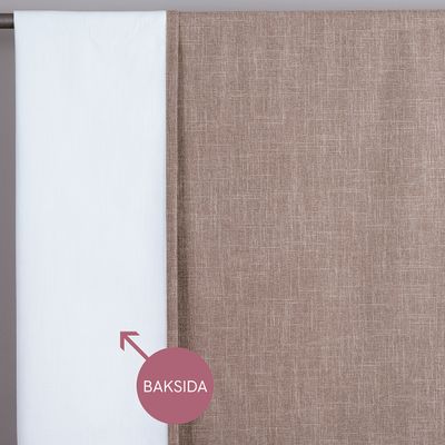 Baksida av mullvad mörkläggningsgardin Cru med vit beläggning för effektiv mörkläggning i rummet