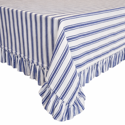 Närbild på Madicken blå bordsduk i vit och blå rand med volangdetalj längs kanten
