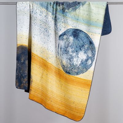 Cosmos filt – ljus sida med månmotiv i blått och gult