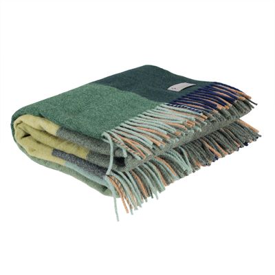 Närbild på Pleasant Green filt som visar vävens struktur och färgövergångar