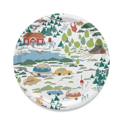 Rund vit bricka med somrigt semestermotiv med stugor, skog, sjö och husvagnar