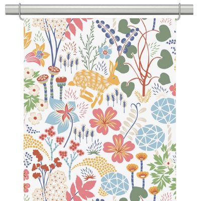 Färgglada panelgardiner med vackra växter, djur och blommor på en vit botten