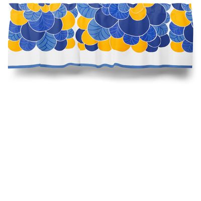 Vit gardinkappa med stora blå och gula blommönster, avslutad med en vågig kant. Perfekt för en fräsch, maritim stil.