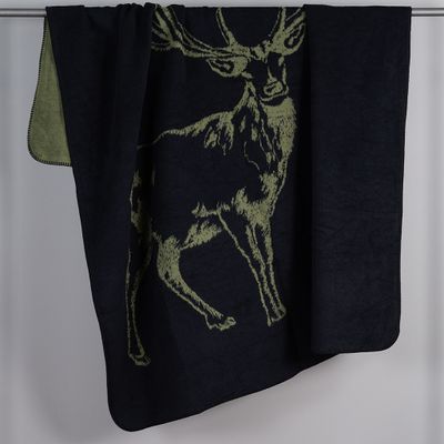 Grön pläd med hjortmotiv hängande över stång