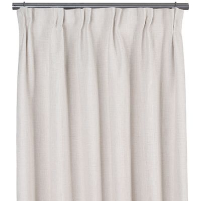 Offwhite 100% mörkläggningsgardin med fyllig vävd struktur upphängd på gardinstång.