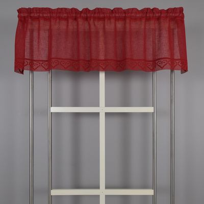 Röd enfärgad gardinkappa med spetskant i hjärtmönster,