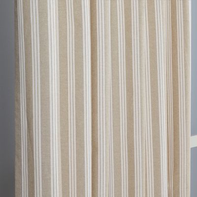 Närbild som visar mönstret med smala vita ränder och strukturen i den beige ytan