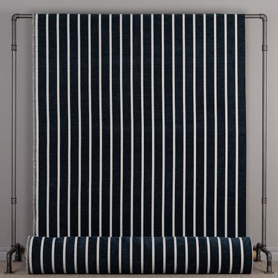 Helbild av Halle mörkblå möbeltyg upphängt med ränder i jämnt mönster