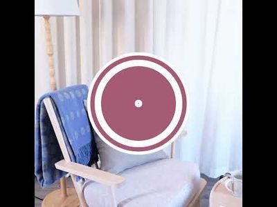 Rörlig produktvideo som visar Cru offwhite mörkläggningsgardin i dubbelbredd i en lugn vardagsrumsmiljö med fåtölj, kudde, pläd, kaffekopp och tygprover på bord.