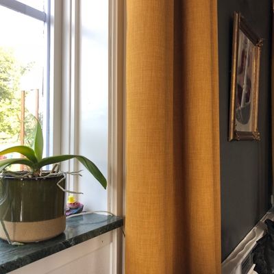 Milo Ockra Gardiner – Tidlös Design med Fin Struktur