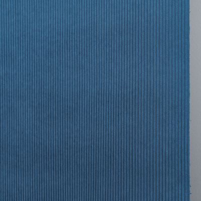 Närbild på blått ribbat manchestertyg Huggy för möbler.