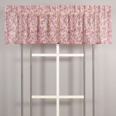 Emma rosa gardinkappa upphängd i fönster med ljus vägg, visar kappans fall och mönster i sin helhet