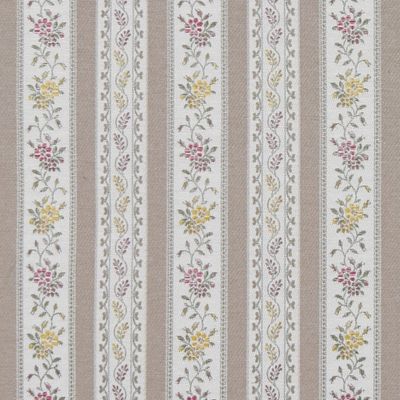 Närbild som visar det randiga mönstret med blommor i vinrött och gult på Portugal beige stiltyg