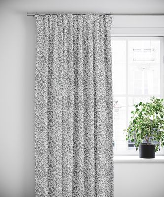Veckad gardin i Ester grå tyg med klassiskt naturmönster i grå toner